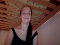 Soy una chica simpática y divertida que le gusta jugar en la cámara haciendo desnudo, anal, masturbación y disfrutar de una buena charla caliente