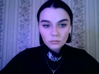 Lernen Sie Intrigen kennen – das Mysterium, dem Sie nicht widerstehen können. Haben Sie schon einmal jemanden getroffen, der Sie auf Trab hält und gerade genug Mysterien hinterlässt, um in Ihnen den Wunsch nach mehr zu wecken? Das bin ich – Intrige. Hallo, ich bin Mary! Ich träume von einem Leben voller Frieden und Harmonie. Bis dahin arbeite ich weiter an mir und meinen Zielen. Sport? Früher habe ich Leichtathletik gemacht, aber jetzt trainiere ich zu Hause, um in Form zu bleiben. Mein Alleinstellungsmerkmal? Mein Blick ist tief, geheimnisvoll und fesselnd. Versuchen Sie, sich nicht darin zu verlieren. Wie habe ich Spaß? Lange Spaziergänge, Filme und Malen – ich liebe es, eine gemütliche Atmosphäre um mich herum zu schaffen. Superkraft meiner Träume? Die Gedanken der Menschen lesen. Es wäre interessant zu sehen, was sich hinter den Masken verbirgt. Wenn ich 5.000 $ hätte? Ich würde es investieren, um 50.000 $ daraus zu machen. Meine Stärken? Belastbarkeit und Willenskraft. Wenn ich etwas will, dann mache ich es möglich. Orte, die ich gerne besuchen würde? Südkorea, Spanien und die Niederlande – wegen der Kultur, der Atmosphäre und der unvergesslichen Erlebnisse! Mein Morgengetränk? Kaffee mit Sahne – mild und belebend. Was liebe ich an mir? Ganz klar mein Aussehen. Was möchte ich lernen? Gitarre spielen und mir dabei nützliche Fähigkeiten aneignen. Ich bin ruhig, nachdenklich, freundlich und taktvoll. Ich liebe es, meinen Lieben zu helfen und dafür zu sorgen, dass sich die Welt um mich herum warm und einladend anfühlt.