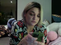 Jeune femme chaude, au gros cul, gros seins, avec des magnifiques rondeurs, prête à exaucer tout vos souhaits ! Prend place et regarde mon show de folie qui te fera oublier tout tes soucis ! Pour les plus curieux mes lives vip se font avec des jouets Pour les habitués, envoyez moi un message privé pour les show vip je peux me connecter à tout moment dès réception de votre message ! Si t’aime les filles simples qui se prennent pas la tête et qui font pas de manière alors t’es au bon endroit! Je te dis à tout de suite et déjà bienvenue sur mon live !