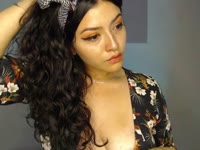 Soy una chica auténtica, juguetona y con un toque de misterio que te atrapará desde el primer momento. Me encanta hacer sentir cómodos a quienes me visitan, crear una conexión especial y que cada encuentro sea único.
Tengo una energía divertida y sensual, me gusta coquetear, provocar y sorprender. En mis shows mezclo sensualidad, actitud y cercanía para que sientas que estás conmigo, sin filtros.
Si buscas alguien con quien reír, disfrutar y dejarte llevar… estás en el lugar correcto. Ven, relájate, y déjame mostrarte por qué siempre querrás volver