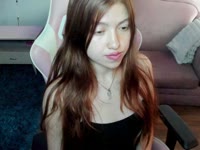 Dicen que tengo una mirada que enciende fantasías y una sonrisa que deja huella. Soy ese tipo de persona que te escucha con los ojos y te acaricia con las palabras. Sensual, atrevida y siempre con un toque dulce que termina volviéndose adictivo. No soy para todos... pero quienes me conocen, no me olvidan.