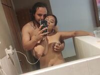 couple showing pussy SandraAndOmar