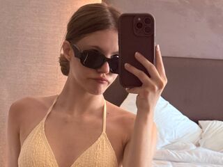 topless webcamgirl AureliaThorn