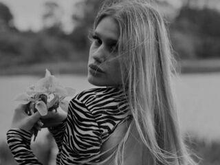 cam girl masturbating with dildo CharisseBuonomo