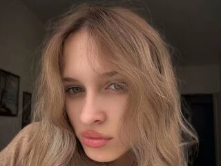 camgirl masturbating with dildo ChiaMaia