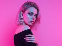 camslut topless DaiseyNovotny