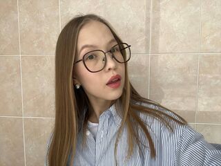 cam girl playing with dildo DortheyVath
