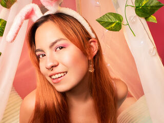 masturbating webcamgirl EmmaMonnet