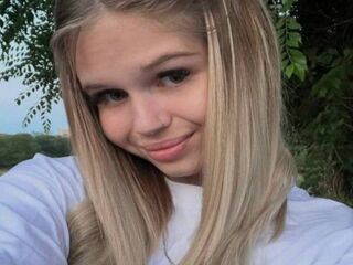 camgirl playing with vibrator EricaVon