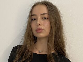 camslut topless EttaRaybourn