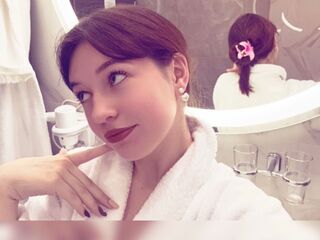 topless cam girl GudrunManzone