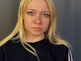 naughty camgirl fingering shaved pussy HerthaWiggen