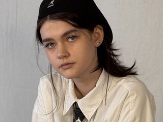 hot cam slut LeannMolineaux