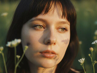 camwhore fingering shaved pussy LiluSoto