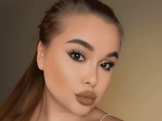 naked camgirl masturbating with vibrator MaeWilkins