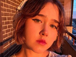 cam girl playing with sextoy MarilynSwinerton