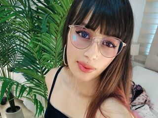 camgirl masturbating with dildo YiyisRebel